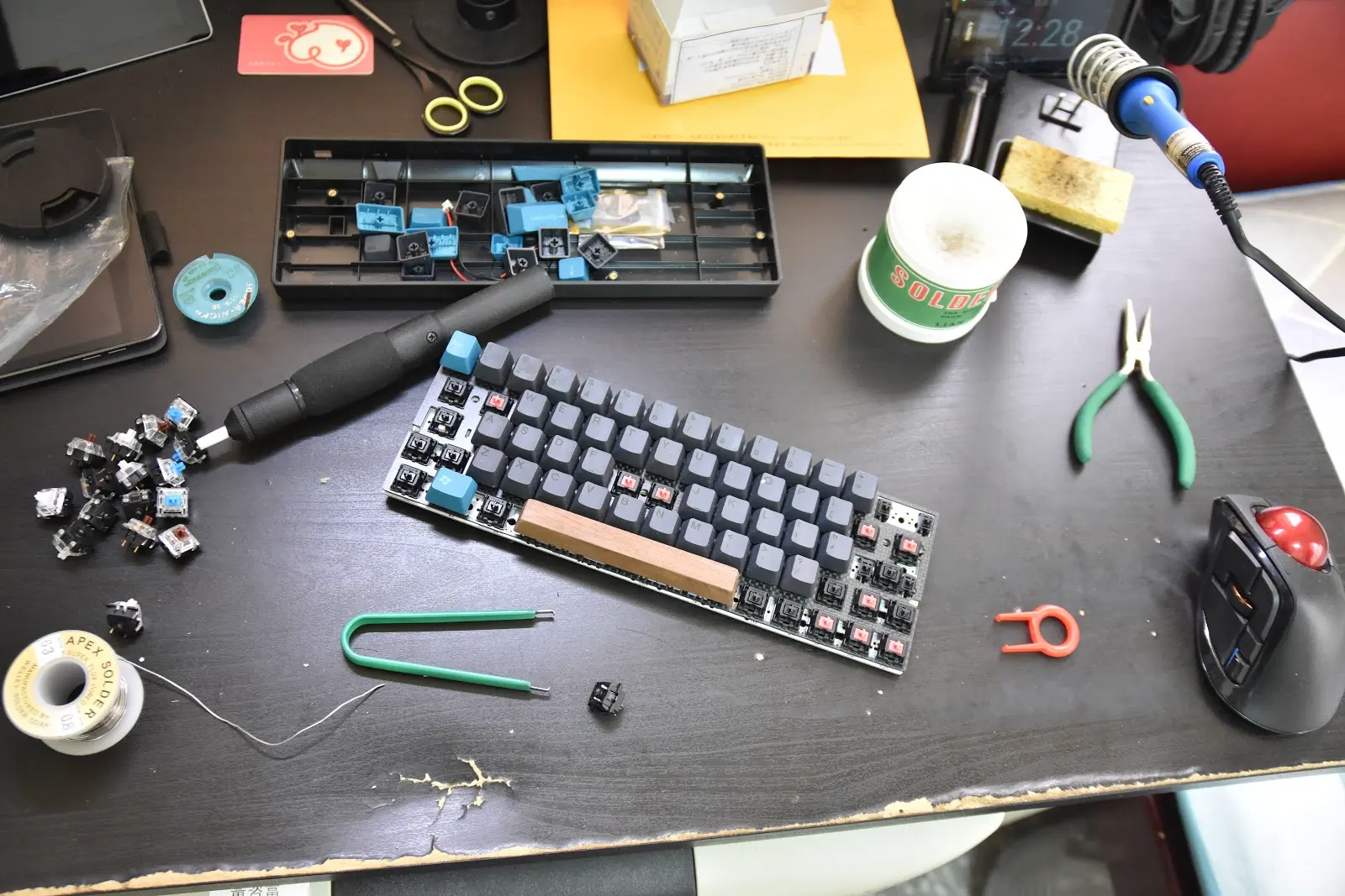 ▲ 備好工具來開工。右上角的Backspace已經解焊完成了。