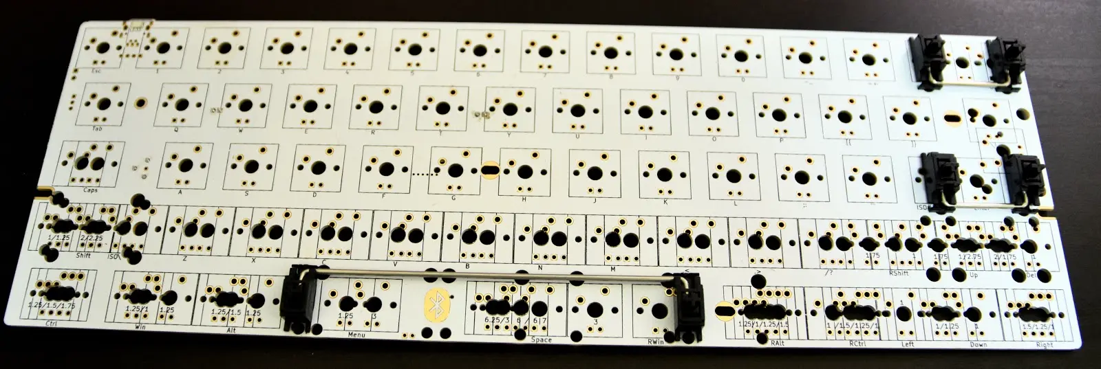 ▲ 首先將衛星軸插上PCB板。注意鋼條的上下位置要去看賣家或官方的說明。