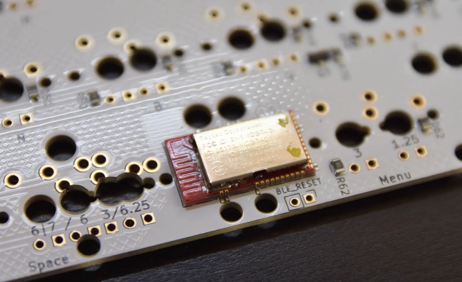 ▲ 藍牙模組型號為MDBT40。其中的主晶片是nRF51822,為ARM架構之SoC。