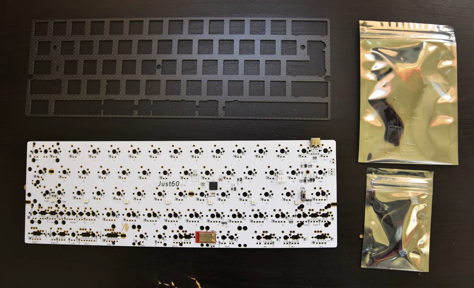▲ PCB部分零件:左移碳纖維定位板(左上)、PCB板(左下)、衛星軸(右上)、LED與電線(右下)。