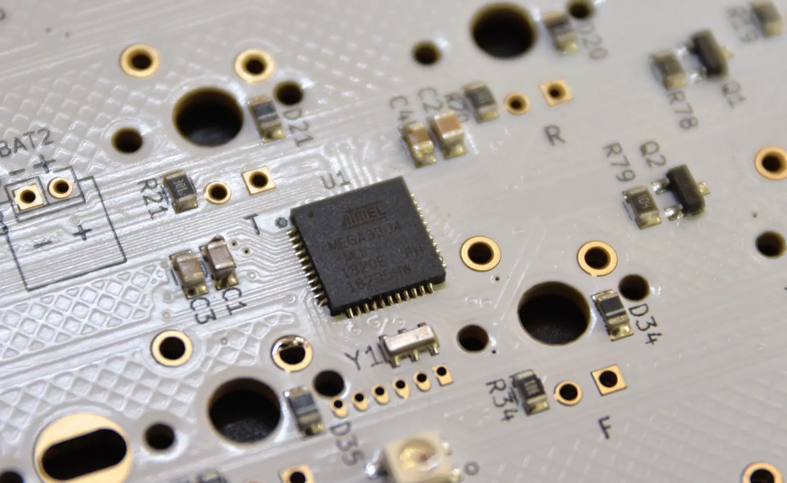 ▲ 鍵盤的晶片是ATmega32U4。是DIY鍵盤中常見的AVR微控制器。