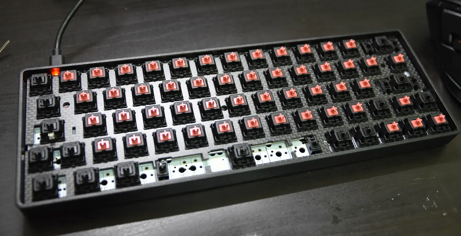 ▲ 把PCB板接上電池後放入外殼,再以螺絲固定好。可以看到左上角USB處有充電指示燈。